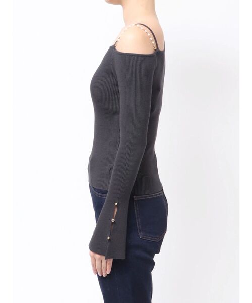 MERCURYDUO（マーキュリーデュオ）の「【追加生産】アシメパールチェーンワンショルニット（ニット/セーター・レディース・チャコールグレー/ブラック/ベージュ/ピンク・FREE）」の5枚目の写真