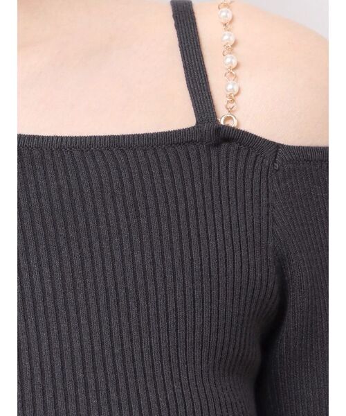 MERCURYDUO（マーキュリーデュオ）の「【追加生産】アシメパールチェーンワンショルニット（ニット/セーター・レディース・チャコールグレー/ブラック/ベージュ/ピンク・FREE）」の8枚目の写真