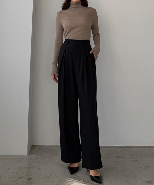 Louere(ルエレ)の「薄手とろみ生地センタータックワイドパンツ(スラックス・レディース・ブラック/グレイッシュベージュ/クリーム・SMALL/MEDIUM/LARGE/X-LARGE)」の4枚目の写真