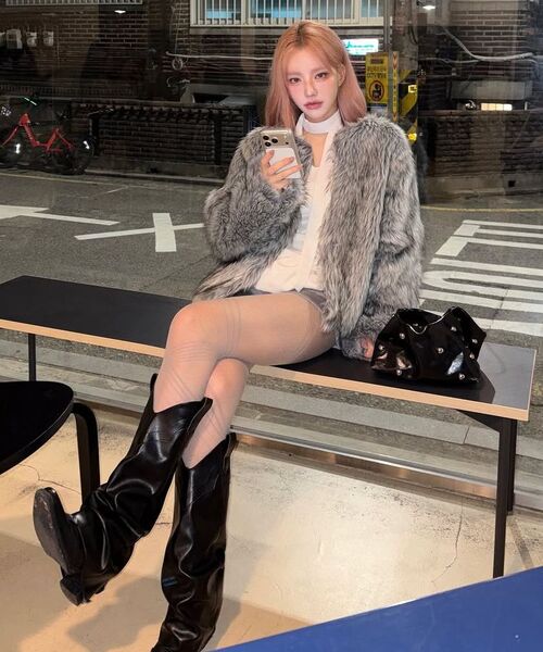FLAREUP(フレアアップ)の「Fur Jacket (FL-046_Charcoal)(ムートンコート・レディース・ブラック・1/2)」の9枚目の写真