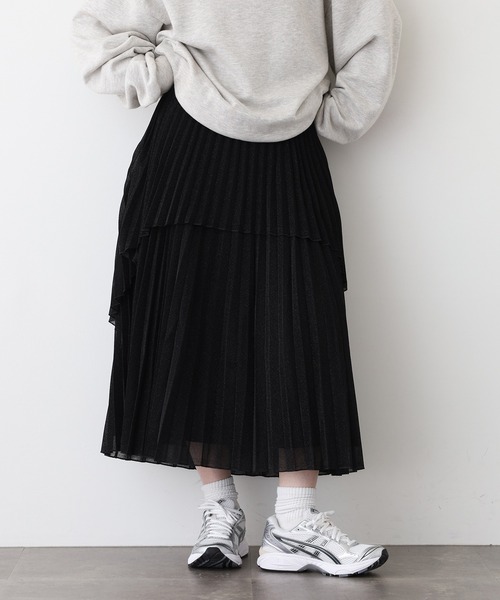 &soiree(アンドソワレ)の「&soiree ラメ生地 ティアードプリーツスカート(スカート・レディース・ブラウン/ブラック/シルバー・FREE)」の5枚目の写真