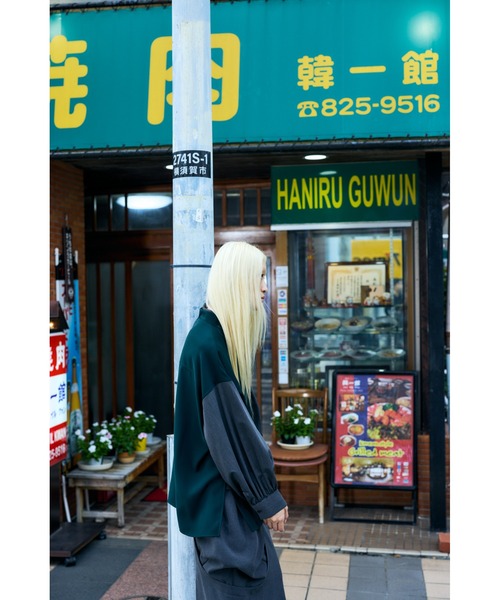 ENFOLD（エンフォルド）の「PEツイル オフネックレイヤードプルオーバー（Tシャツ/カットソー・レディース・ダークグリーン・38）」の3枚目の写真