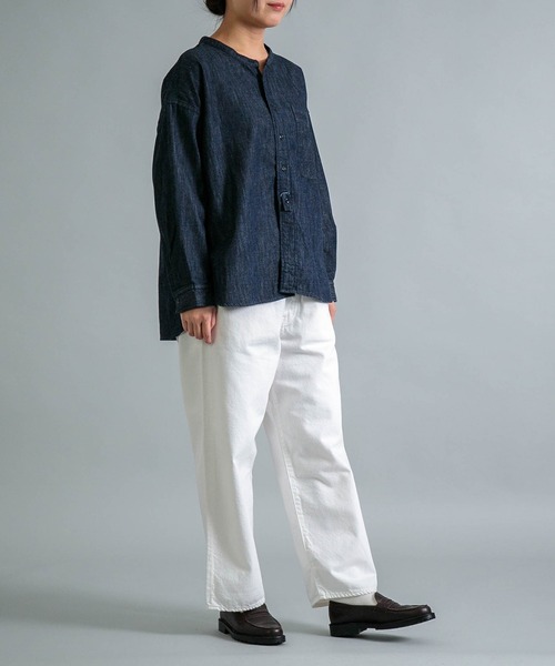OMNIGOD（オムニゴッド）の「[OMNIGOD womens / オムニゴッド] ナチュラルライトオンスデニム ワイドスタンドカラーシャツ（シャツ/ブラウス・レディース・ワンウォッシュ・FREE）」の4枚目の写真