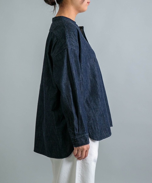 OMNIGOD（オムニゴッド）の「[OMNIGOD womens / オムニゴッド] ナチュラルライトオンスデニム ワイドスタンドカラーシャツ（シャツ/ブラウス・レディース・ワンウォッシュ・FREE）」の7枚目の写真