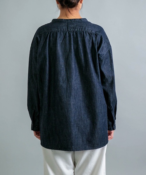 OMNIGOD（オムニゴッド）の「[OMNIGOD womens / オムニゴッド] ナチュラルライトオンスデニム ワイドスタンドカラーシャツ（シャツ/ブラウス・レディース・ワンウォッシュ・FREE）」の8枚目の写真