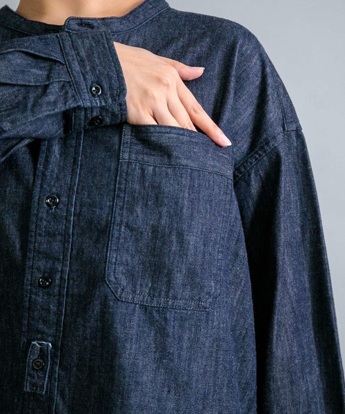 OMNIGOD（オムニゴッド）の「[OMNIGOD womens / オムニゴッド] ナチュラルライトオンスデニム ワイドスタンドカラーシャツ（シャツ/ブラウス・レディース・ワンウォッシュ・FREE）」の10枚目の写真