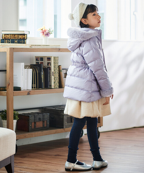 BeBe(ベベ)の「【撥水加工】シャイニータフタウエスト切り替えシャギーファーフードダウンコート(ダウンジャケット/コート・キッズ・パープル/ピンク・130cm/140cm/150cm/110cm/100cm/120cm)」の4枚目の写真