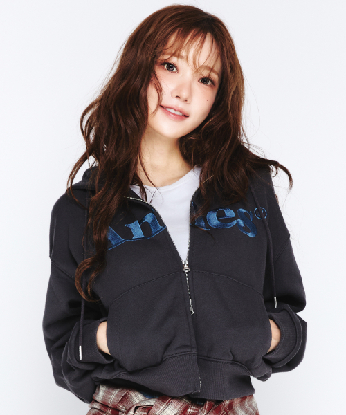 AMESWORLDWIDE（アメスワールドワイド）の「BASIC LOGO HOODIE ZIP UP DEEP CHARCOAL（パーカー・レディース・その他・SMALL/MEDIUM/LARGE）」の3枚目の写真