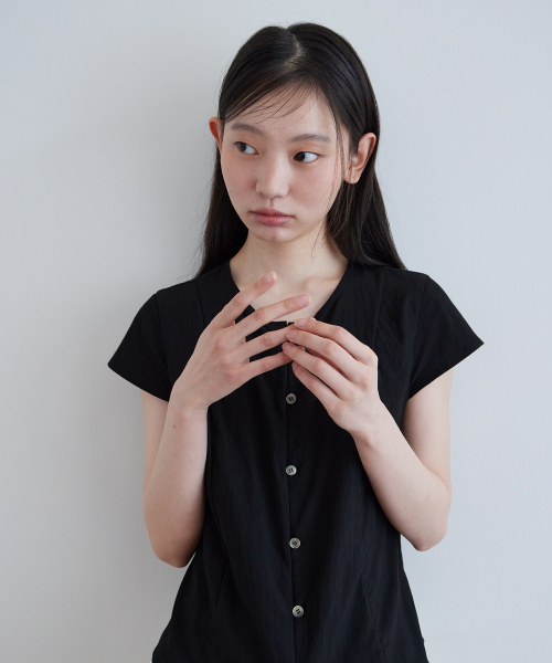 STEP AROUND(ステップアラウンド)の「Cap sleeve blouse_BLACK(シャツ/ブラウス・レディース・その他・SMALL/MEDIUM)」の2枚目の写真
