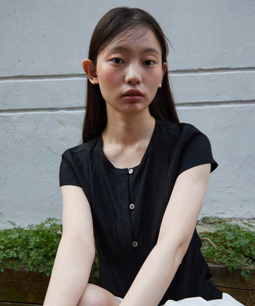 STEP AROUND(ステップアラウンド)の「Cap sleeve blouse_BLACK(シャツ/ブラウス・レディース・その他・SMALL/MEDIUM)」の5枚目の写真