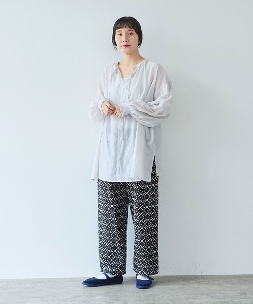 yuni（ユニ　）の「100/1Cotton/Cupra gather sleevesブラウス（シャツ/ブラウス・レディース・グレー・FREE）」の2枚目の写真