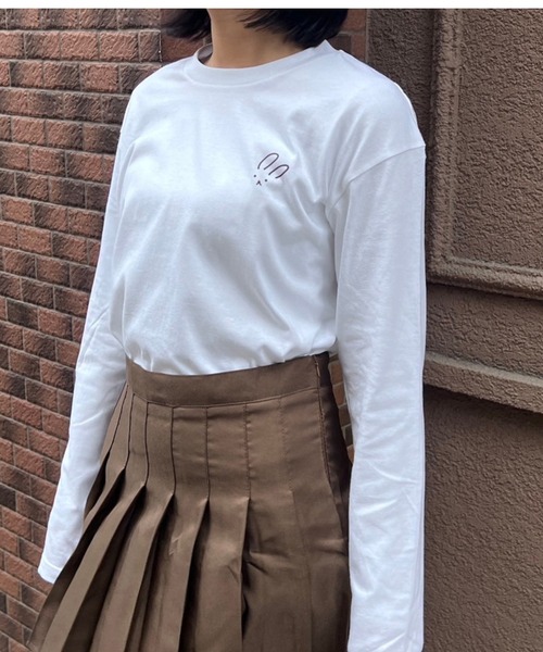 etta（エタ）の「ウサギワンポイントデザインロンT／長袖Tシャツ（Tシャツ/カットソー・レディース・ホワイト・MEDIUM/LARGE/SMALL/X-LARGE/X-SMALL）」の2枚目の写真