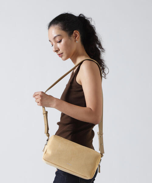 ADD CULUMN(アドカラム)の「ADD CULUMN(アドカラム) TABLET BOX SUEDE(ショルダーバッグ・レディース・ベージュ・F)」の2枚目の写真
