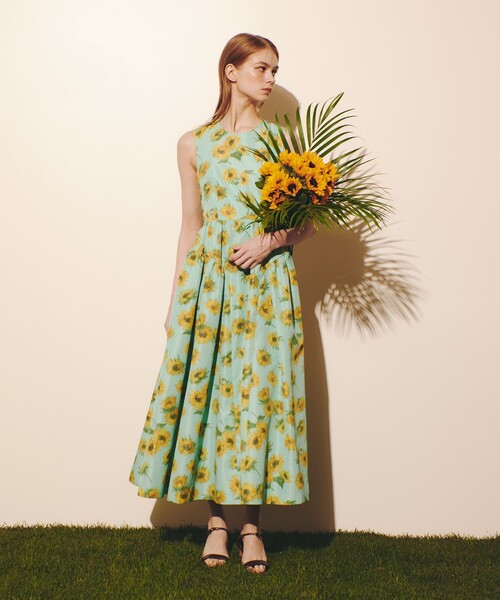 LOULOU WILLOUGHBY（ルルウィルビー）の「WEB 一部店舗限定 サンフラワープリントバッククロスワンピース（ワンピース・レディース・グリーン系その他/ブラック系その他・2/1）」の5枚目の写真