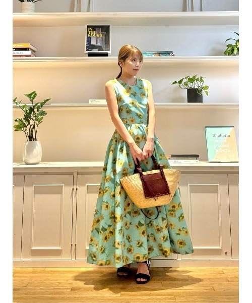 LOULOU WILLOUGHBY（ルルウィルビー）の「WEB 一部店舗限定 サンフラワープリントバッククロスワンピース（ワンピース・レディース・グリーン系その他/ブラック系その他・2/1）」の3枚目の写真