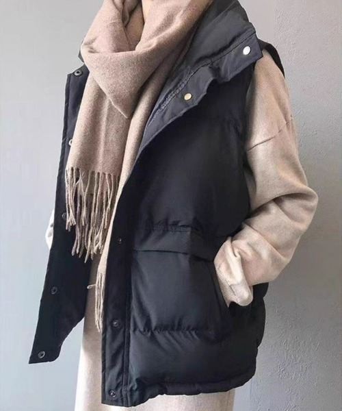 SallyLunn(サリーラン)の「スタンドカラーダウンベスト(ダウンベスト・レディース・ブラック/アイボリー・MEDIUM/LARGE)」の6枚目の写真