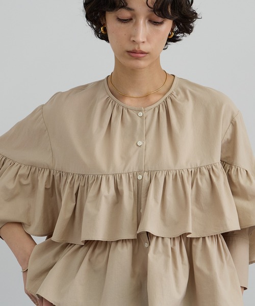 SALON adam et rope'（サロン アダム エ ロペ）の「【WEB限定】フリルギャザーブラウス（シャツ/ブラウス・レディース・ホワイト/ベージュ/サックスブルー・FREE）」の3枚目の写真
