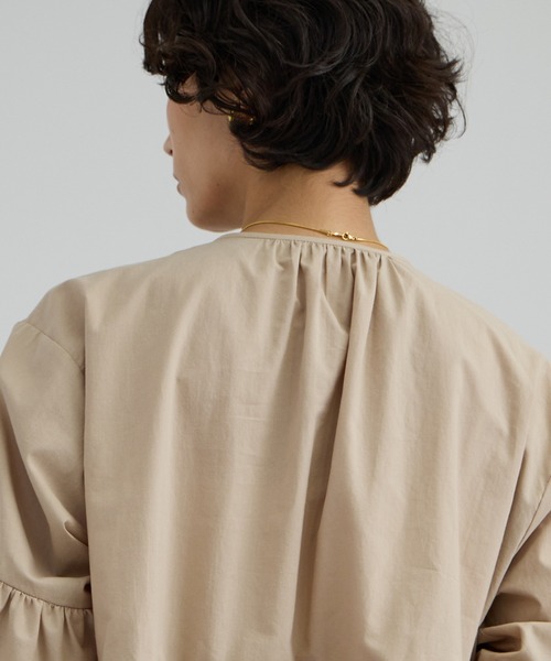 SALON adam et rope'（サロン アダム エ ロペ）の「【WEB限定】フリルギャザーブラウス（シャツ/ブラウス・レディース・ホワイト/ベージュ/サックスブルー・FREE）」の9枚目の写真