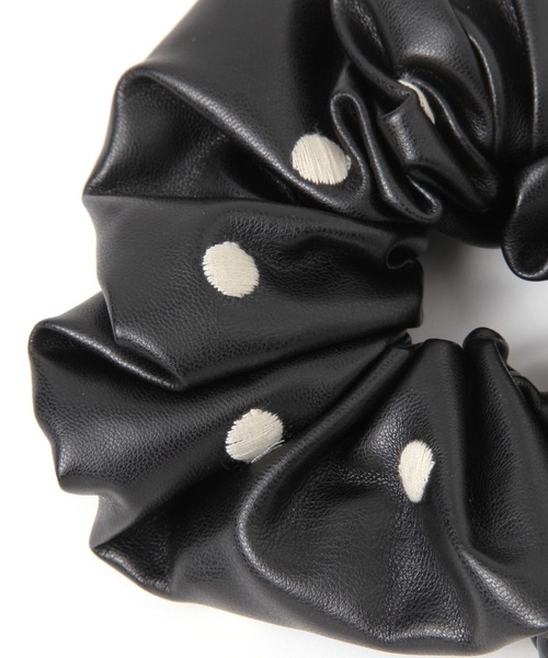 LOWRYS FARM（ローリーズファーム）の「フェイクレザードットシュシュ 645112（ヘアゴム・レディース・ブラウン/ブラック・FREE）」の3枚目の写真
