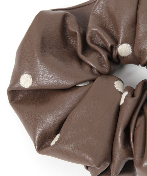 LOWRYS FARM（ローリーズファーム）の「フェイクレザードットシュシュ 645112（ヘアゴム・レディース・ブラウン/ブラック・FREE）」の4枚目の写真