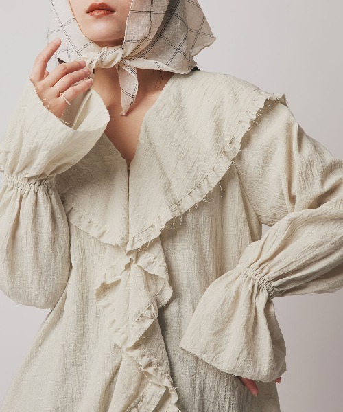 W:Huku(フーク)の「ミックス ガーゼ ビッグカラー フリル ブラウス / Mix Gauze Big Collar Frill Blouse(シャツ/ブラウス・レディース・ベージュ/ブルーグレー/ブラック/ホワイト・FREE)」の4枚目の写真