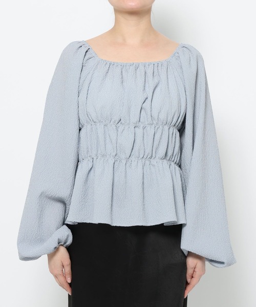 LOWRYS FARM(ローリーズファーム)の「オフショルシャーリングブラウス 652996(Tシャツ/カットソー・レディース・グレー/ブルー/ベージュ・FREE)」の4枚目の写真