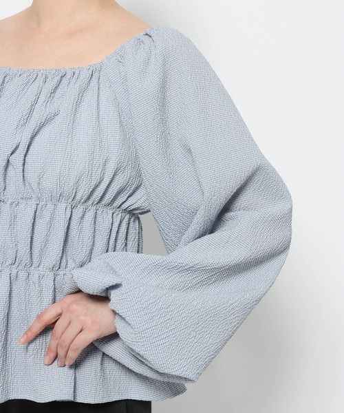 LOWRYS FARM(ローリーズファーム)の「オフショルシャーリングブラウス 652996(Tシャツ/カットソー・レディース・グレー/ブルー/ベージュ・FREE)」の8枚目の写真