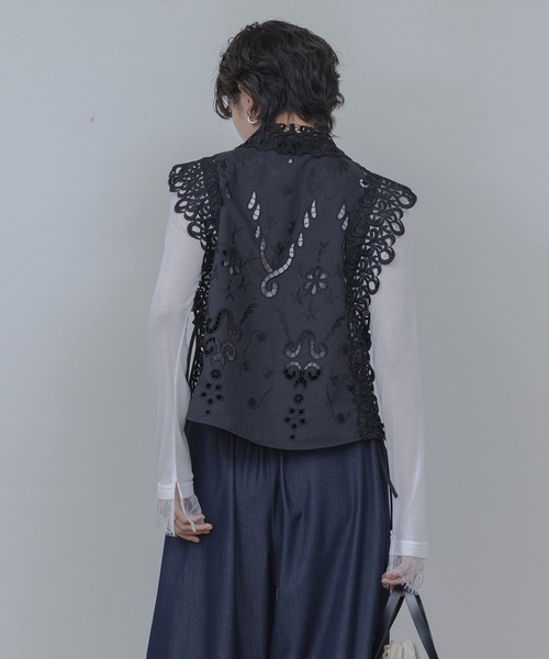Eimee Law（エイミーロウ）の「エンブロイダリー パネルレースベスト（ベスト・レディース・ブラック/オフホワイト・FREE）」の14枚目の写真