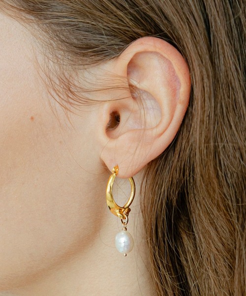 LAPUIS(ラピュイ)の「LAPUIS(ラピュイ)Pearl Hook pierced earrings(ピアス(両耳用)・レディース・ゴールド/マルチ・FREE)」の1枚目の写真