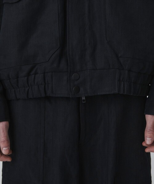 UNITED TOKYO（ユナイテッドトウキョウ）の「【数量限定】HEMP SUEDE フライトジップブルゾン　｜SETUP可能（ブルゾン・メンズ・ダークグレー/ブラック・1/2）」の4枚目の写真