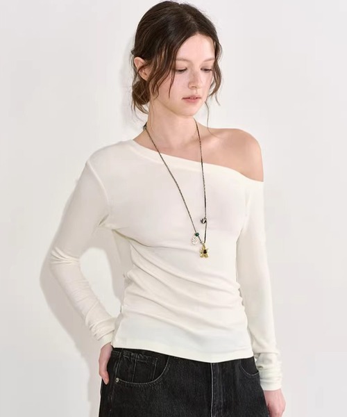Fano Studios(ファノ ストゥディオズ)の「シンプル アシンメトリー オフショルダートップス FX26S223【Fano Studios】【2026SS】(Tシャツ/カットソー・レディース・ホワイト/ブラック・M/L/S)」の3枚目の写真