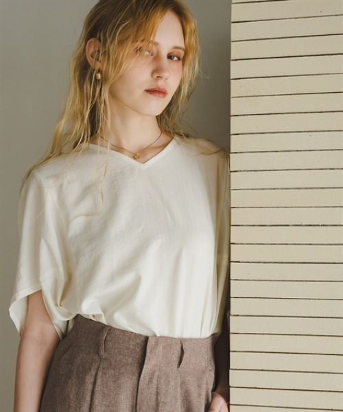 Maison INNESS(メゾンアイネス)の「ドライワッシャー立体フォルムブラウス(シャツ/ブラウス・レディース・モカ/チャコール/オフホワイト・5L~6L/3L~4L/L~LL/S~M)」の4枚目の写真
