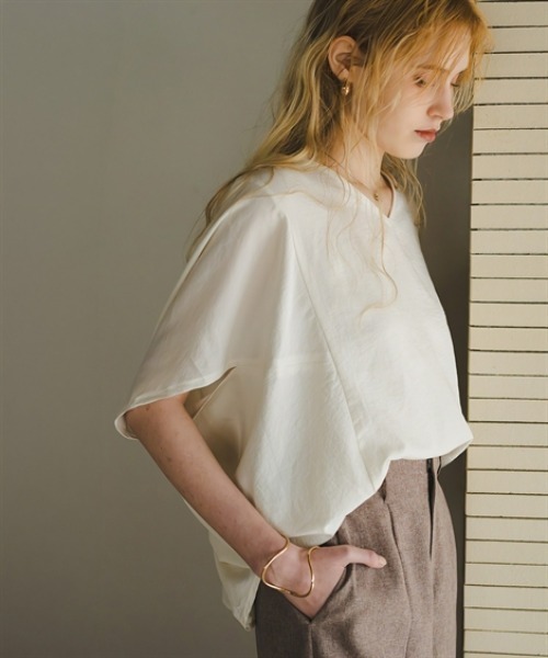 Maison INNESS(メゾンアイネス)の「ドライワッシャー立体フォルムブラウス(シャツ/ブラウス・レディース・モカ/チャコール/オフホワイト・5L~6L/3L~4L/L~LL/S~M)」の5枚目の写真