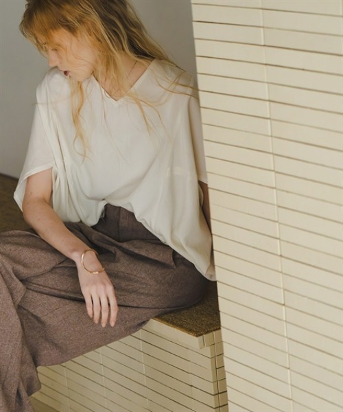 Maison INNESS(メゾンアイネス)の「ドライワッシャー立体フォルムブラウス(シャツ/ブラウス・レディース・モカ/チャコール/オフホワイト・5L~6L/3L~4L/L~LL/S~M)」の13枚目の写真