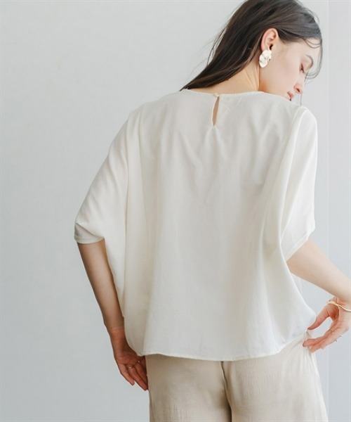 Maison INNESS(メゾンアイネス)の「ドライワッシャー立体フォルムブラウス(シャツ/ブラウス・レディース・モカ/チャコール/オフホワイト・5L~6L/3L~4L/L~LL/S~M)」の7枚目の写真
