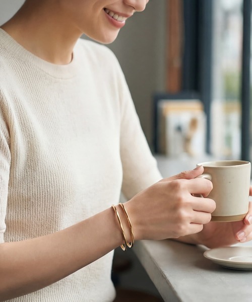 STYLE DELI（スタイルデリ）の「【DELI by】ツイストラインバングルブレスレット（バングル/リストバンド・レディース・ゴールド・FREE）」の3枚目の写真