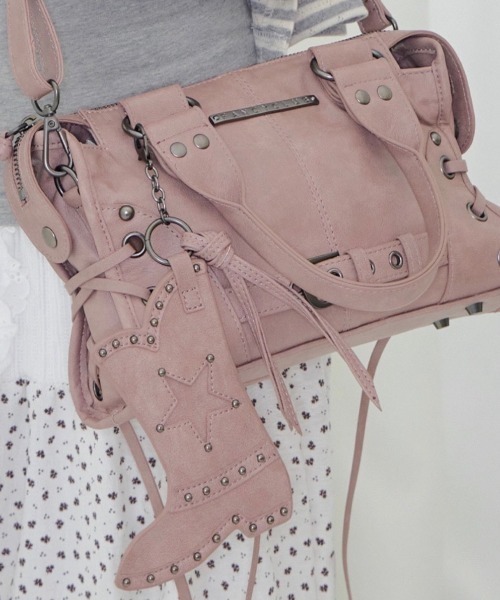 FANCY CLUB(ファンシークラブ)の「【FANCY CLUB】WESTERN BOOTS KEYRING / 【ファンシークラブ】ウェスタンブーツキーリング<着用動画あり>(キーホルダー・メンズ・ホワイト×ブラック/ブラック/グレー/ピンク・ONE SIZE)」の4枚目の写真