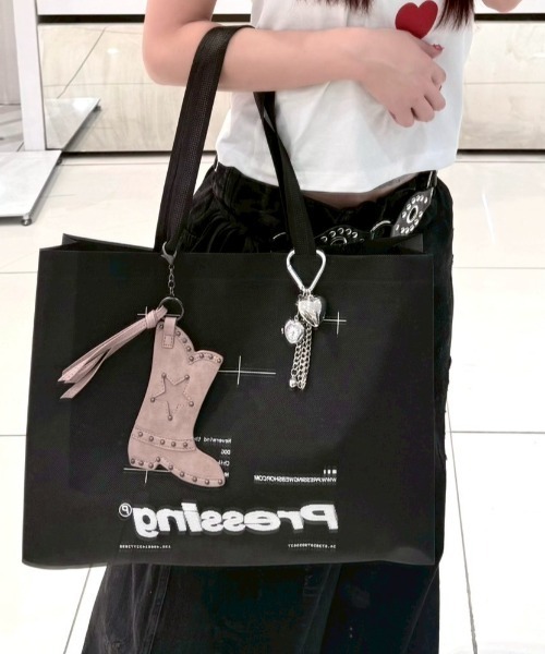 FANCY CLUB(ファンシークラブ)の「【FANCY CLUB】WESTERN BOOTS KEYRING / 【ファンシークラブ】ウェスタンブーツキーリング<着用動画あり>(キーホルダー・メンズ・ホワイト×ブラック/ブラック/グレー/ピンク・ONE SIZE)」の9枚目の写真