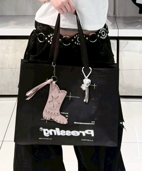 FANCY CLUB(ファンシークラブ)の「【FANCY CLUB】WESTERN BOOTS KEYRING / 【ファンシークラブ】ウェスタンブーツキーリング<着用動画あり>(キーホルダー・メンズ・ホワイト×ブラック/ブラック/グレー/ピンク・ONE SIZE)」の8枚目の写真