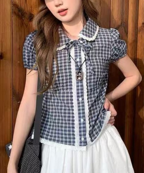 Achic(アシック)の「チェック柄ショットスリーブブラウス(Tシャツ/カットソー・レディース・ホワイト/ネイビー・M)」の1枚目の写真