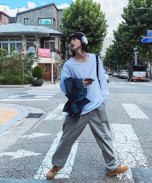 NOWLE(ノウル)の「【NOWLE】ルーズシルエット クルーネック ロングスリーブTシャツ / 無地 ロンT(Tシャツ/カットソー・メンズ・ブラック/ホワイト・LARGE/X-LARGE/MEDIUM/SMALL)」の4枚目の写真