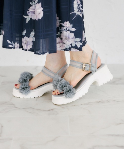 tocco closet(トッコ クローゼット)の「フラワーフリル付きシアーストラップサンダル(サンダル・レディース・オフホワイト/ブラック/グレー・L/M/S)」の6枚目の写真