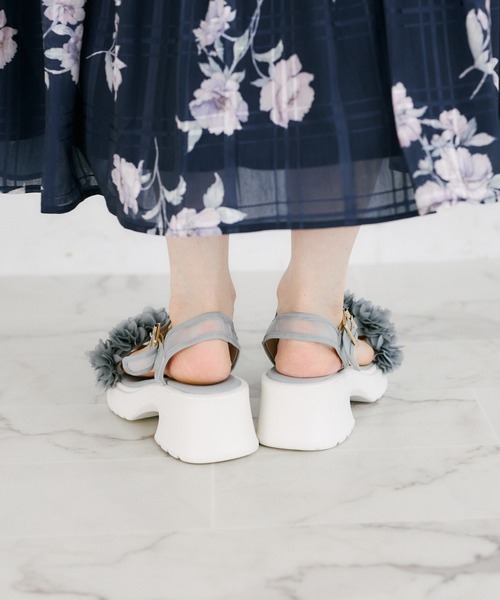 tocco closet(トッコ クローゼット)の「フラワーフリル付きシアーストラップサンダル(サンダル・レディース・オフホワイト/ブラック/グレー・L/M/S)」の7枚目の写真
