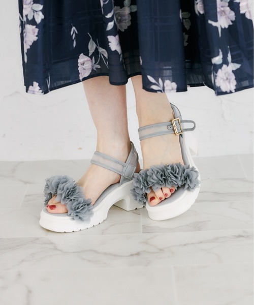 tocco closet(トッコ クローゼット)の「フラワーフリル付きシアーストラップサンダル(サンダル・レディース・オフホワイト/ブラック/グレー・L/M/S)」の5枚目の写真