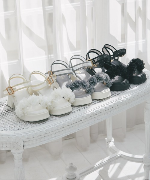 tocco closet(トッコ クローゼット)の「フラワーフリル付きシアーストラップサンダル(サンダル・レディース・オフホワイト/ブラック/グレー・L/M/S)」の9枚目の写真