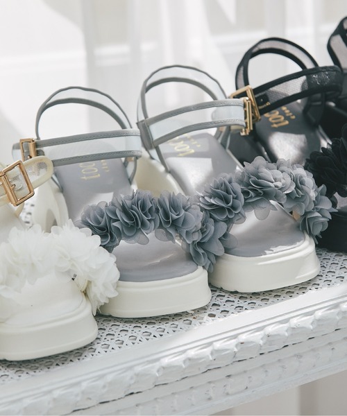 tocco closet(トッコ クローゼット)の「フラワーフリル付きシアーストラップサンダル(サンダル・レディース・オフホワイト/ブラック/グレー・L/M/S)」の8枚目の写真