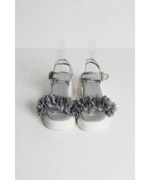 tocco closet(トッコ クローゼット)の「フラワーフリル付きシアーストラップサンダル(サンダル・レディース・オフホワイト/ブラック/グレー・L/M/S)」の12枚目の写真