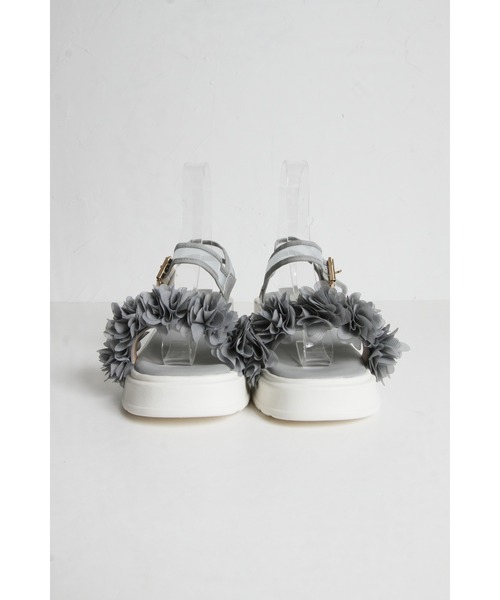 tocco closet(トッコ クローゼット)の「フラワーフリル付きシアーストラップサンダル(サンダル・レディース・オフホワイト/ブラック/グレー・L/M/S)」の13枚目の写真