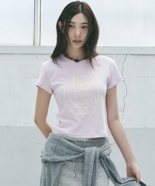 NICK&NICOLE(ニックアンドニコール)の「ROSE LETTERING CROPPED TOP_PINK(Tシャツ/カットソー・レディース・その他・FREE)」の1枚目の写真