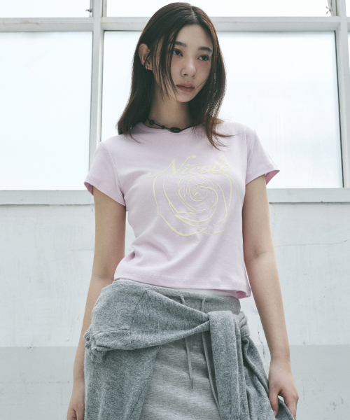 NICK&NICOLE(ニックアンドニコール)の「ROSE LETTERING CROPPED TOP_PINK(Tシャツ/カットソー・レディース・その他・FREE)」の2枚目の写真